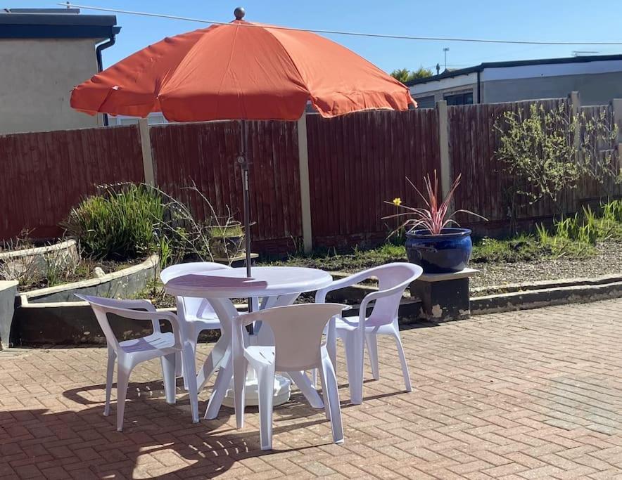 Quiet Secluded Two Bedroom Bungalow With Parking Cleveleys Eksteriør billede