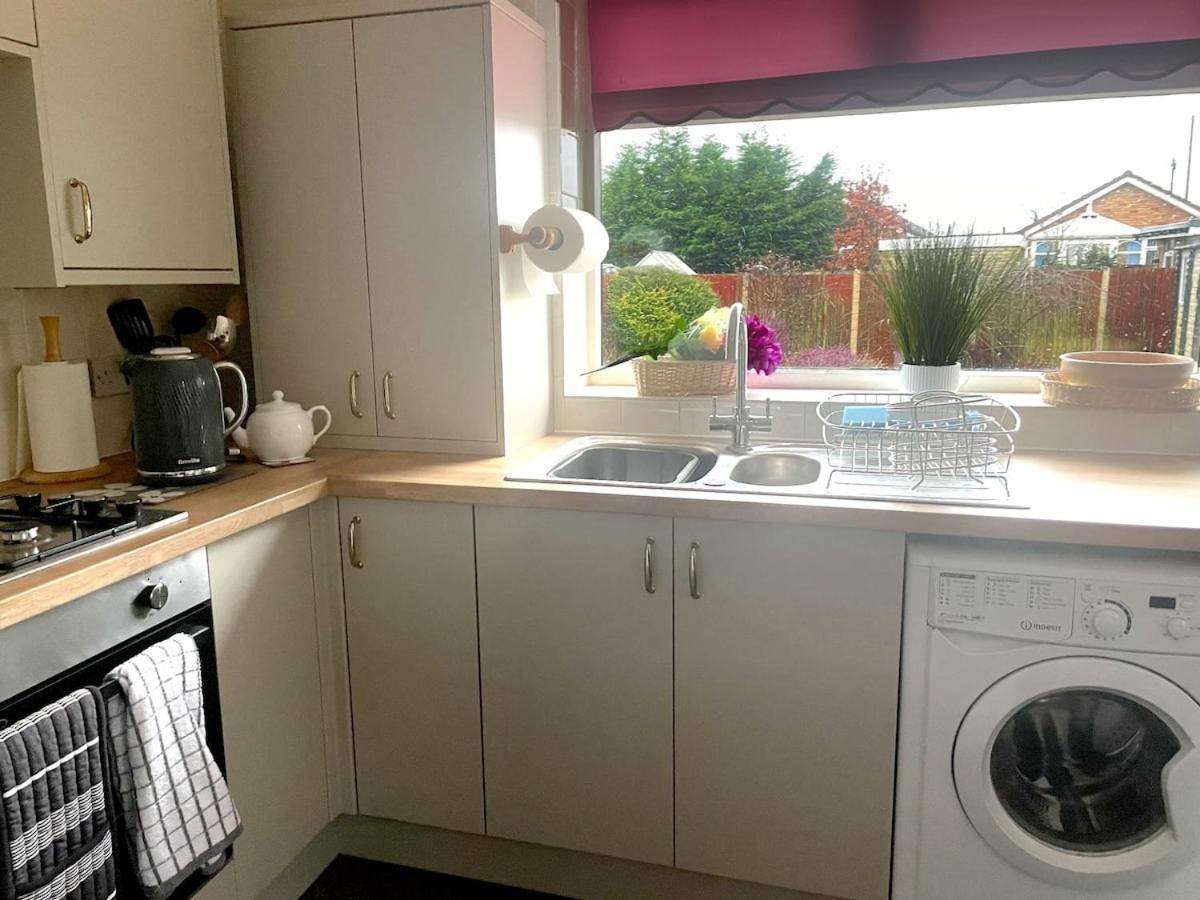 Quiet Secluded Two Bedroom Bungalow With Parking Cleveleys Eksteriør billede